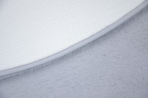 Dywan pluszowy okrągły Bellarossa Rabbit jasny szary - zbliżenie na antypoślizgowy spód