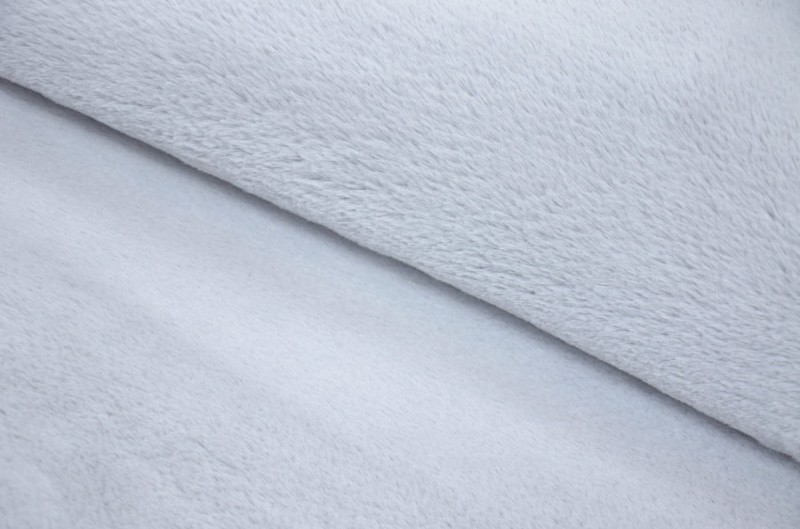 Dywan pluszowy okrągły Bellarossa Rabbit jasny szary - zbliżenie na puszyste runo pod różnym kątem