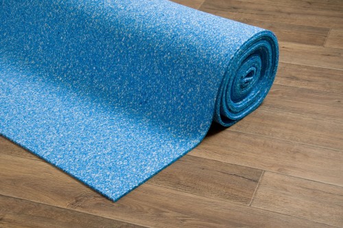 Niebieski pianomat pod wykładzinę dywanową 10 mm w rolce na podłodze