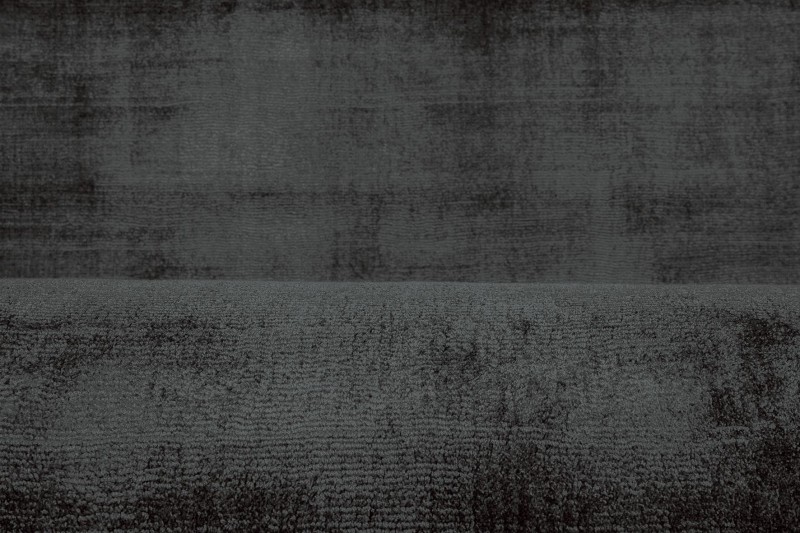 Zbliżenie runa dywanu Obsession Maori MAO220 antracyt