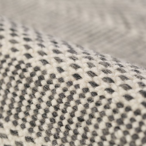 Zbliżenie runa dywanu wełnianego Obsession Jaipur JAI333 silver