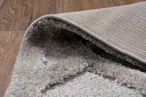 Wywinięty dywan Berber 6844 z widocznym obszyciem i spodem