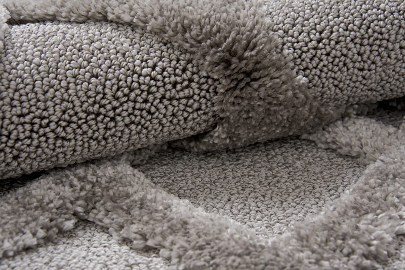 Zbliżenie na dwie wysokości runa z pętelkami