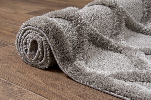 Zwinięty dywan shaggy Berber 6844 na podłodze