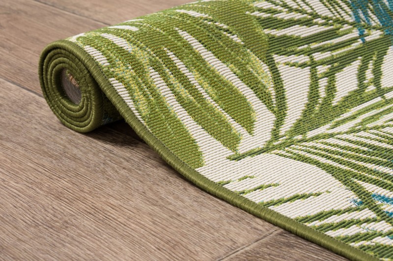 Zwinięty dywan Jungle Liście 07 na podłodze drewnianej