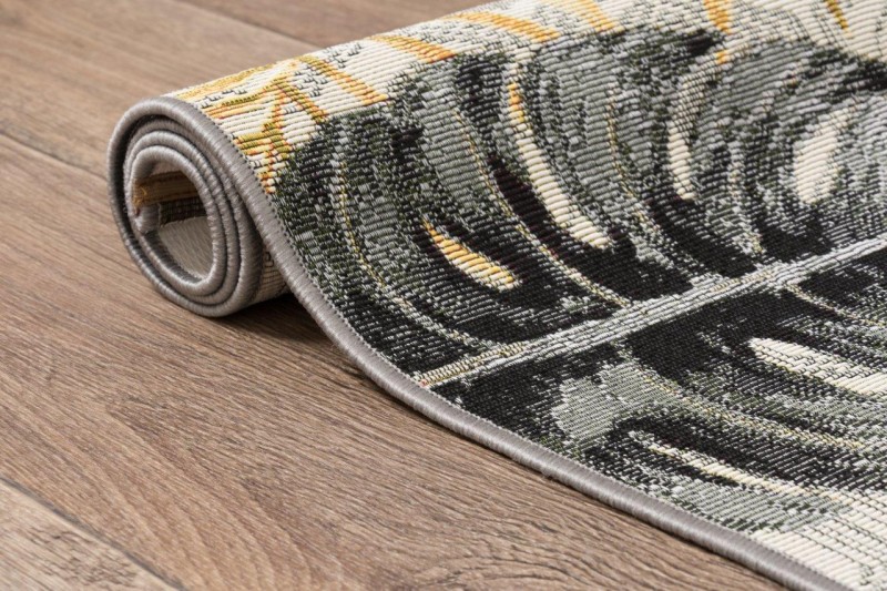 Zwinięty dywan Jungle szare liście 05 na podłodze