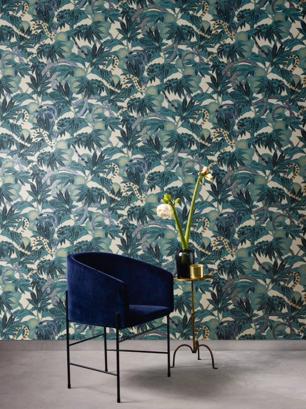 Fotel przy ścianie z tapetą Khroma Cabinet CAB203