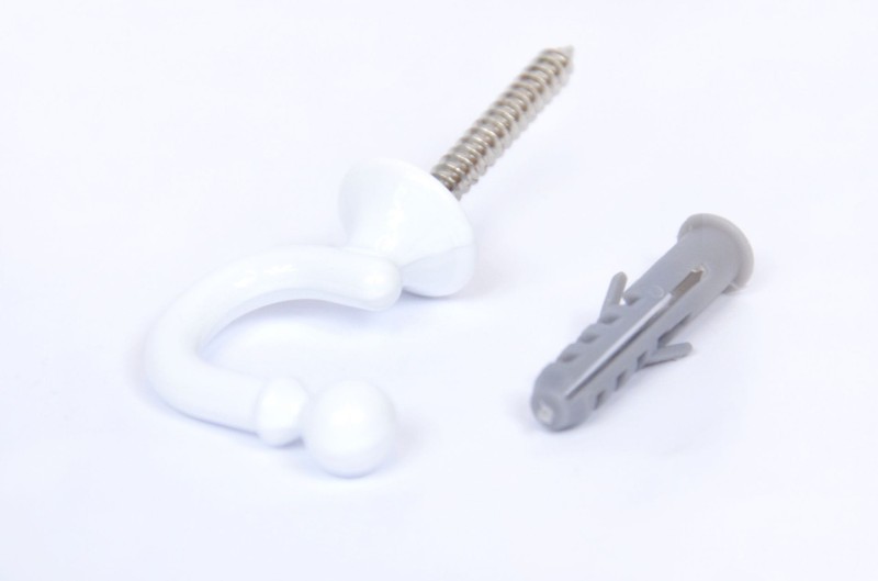 Biały haczyk do zasłon i firan