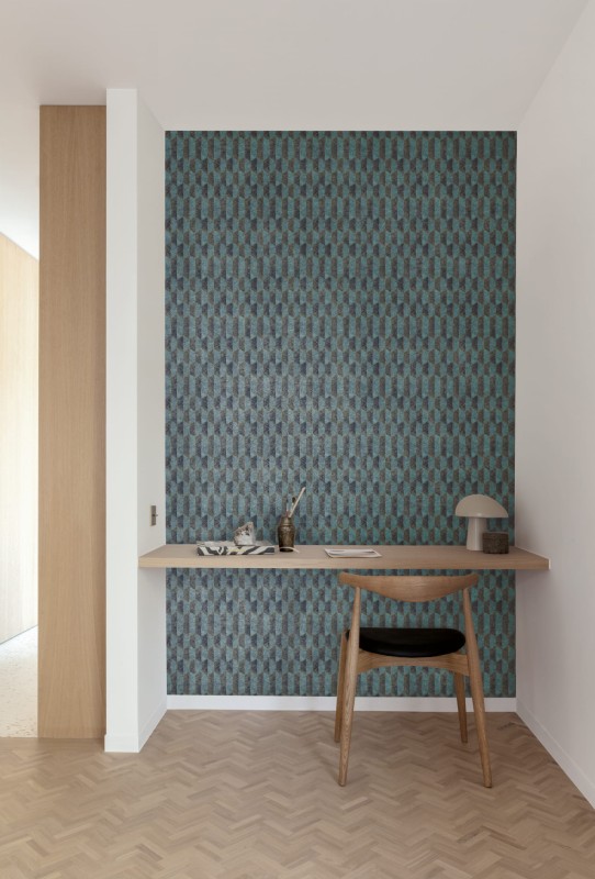 Biurko przy ścianie z tapetą Khroma Orbital ORB702