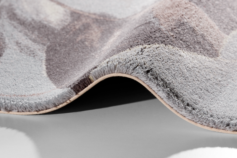 Zbliżenie na wykończenie typu binding dywanu Agnella Calisia Anyl alabastrowy