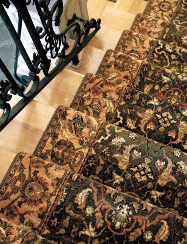 chodnik wełniany na metry Agnella Agnus Hetman oliwka na schodach