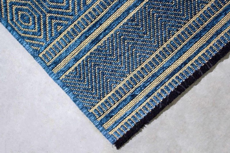 Detal niebieskiego dywanu nowoczesnego Saran G001