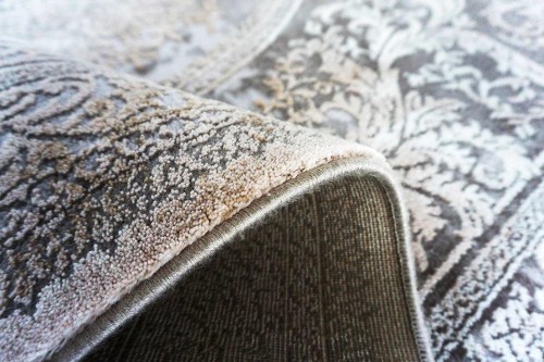 Spód beżowego dywanu klasycznego Mitra 3003