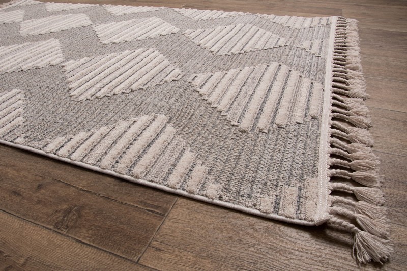 Rzut z boku na szary dywan boho Monaco 135A