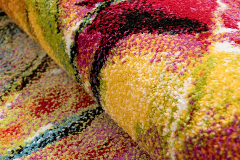 Zbliżenie runa dywanu w kwiaty Folklore J039A