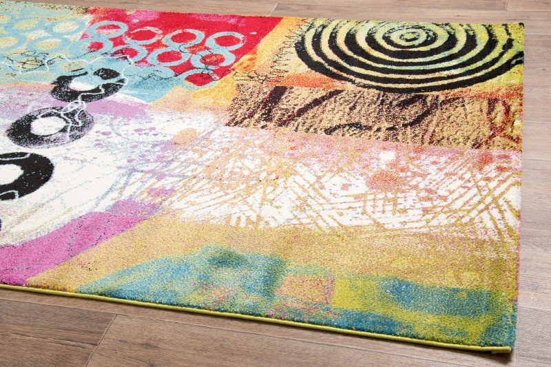 Rzut z boku na dywan abstrakcyjny Folklore J361A