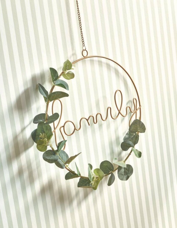 Tapeta w paski Casedeco 29887589 z wiszącym wiankiem na ścianie