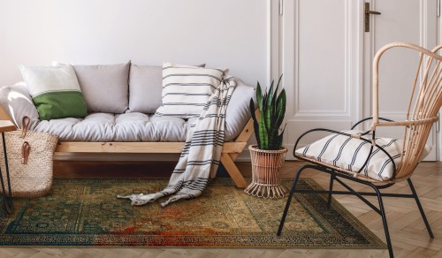 Dywan wełniany Dywilan Omega Mamluk kolor szmaragdowy w salonie w stylu boho