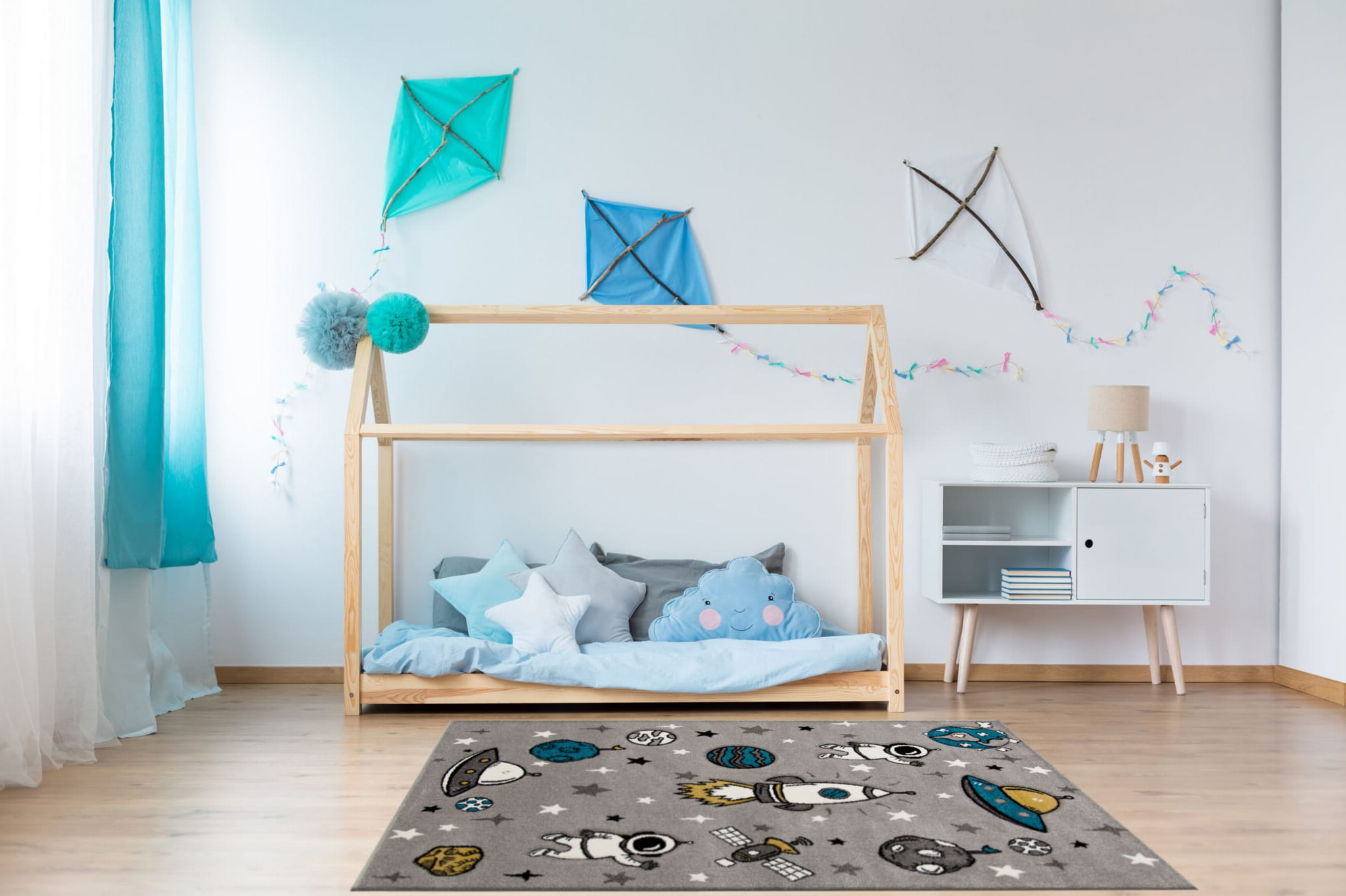 Dywan dla dzieci kosmos Smart Kids 22924 w kolorze szarym w pokoju chłopięcym