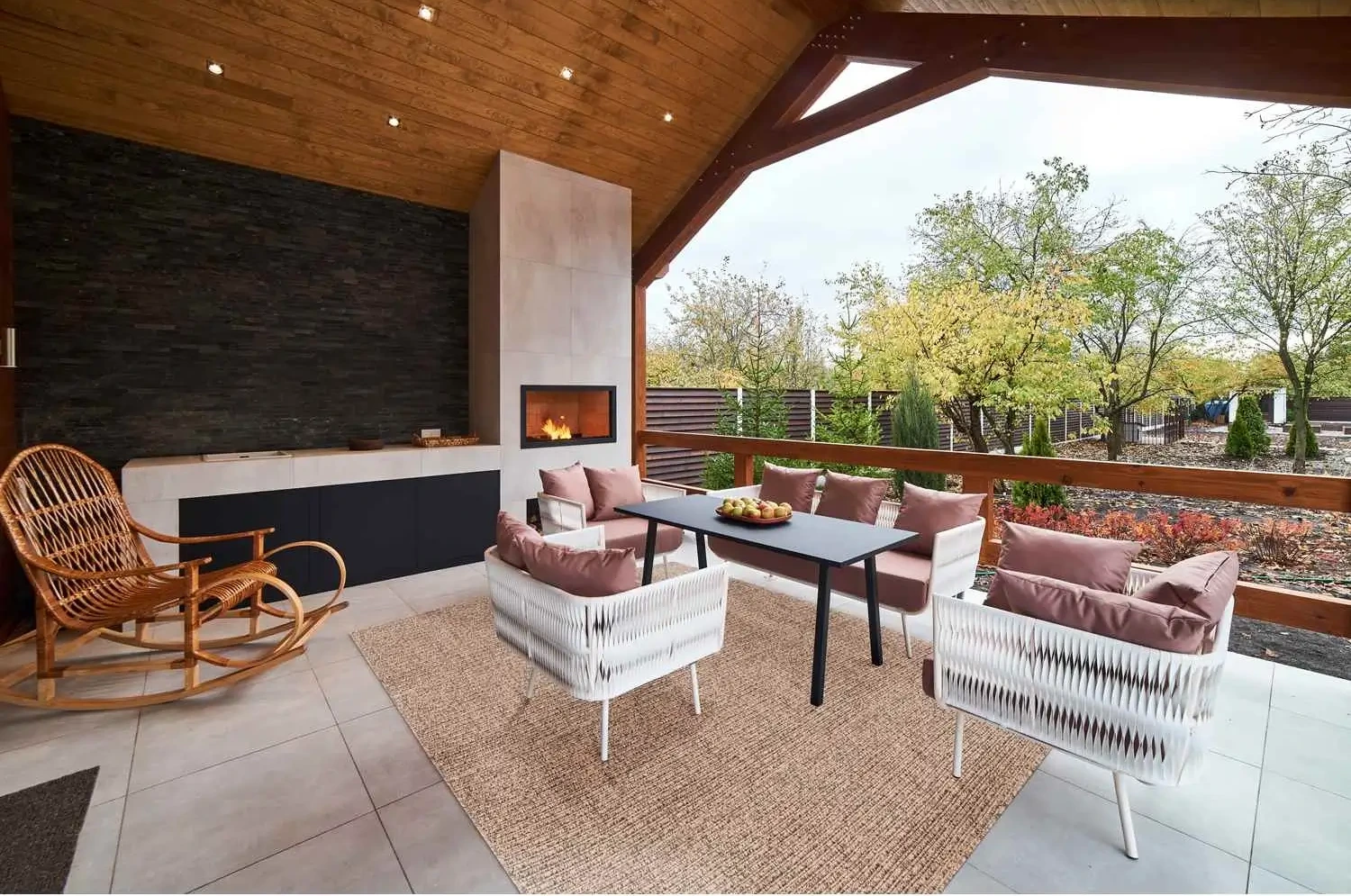 Dywan zewnętrzny na przestronnym zadaszonym tarasie